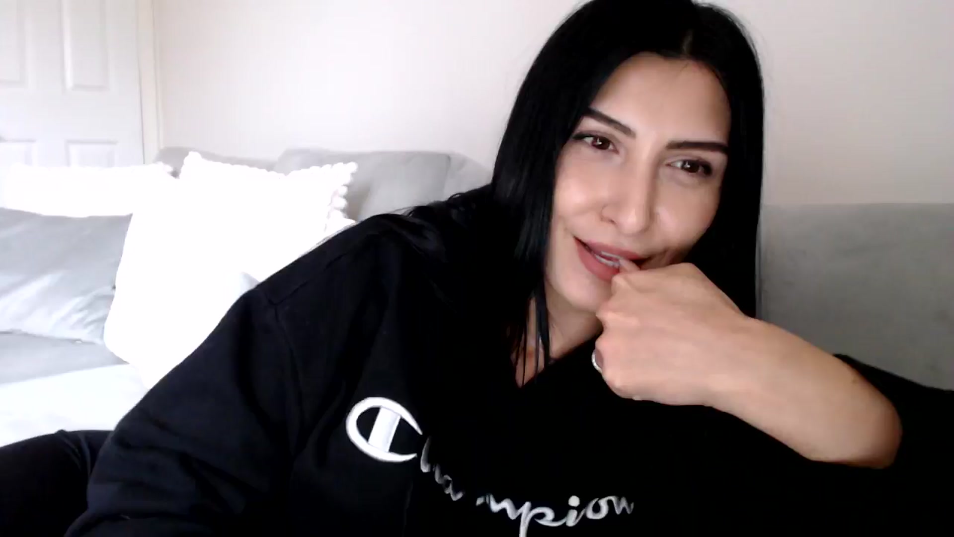 Gallery image thumbnail from LeaIson's myfreecams stream on, 05/16/2024, 12:16 image 10 of 20