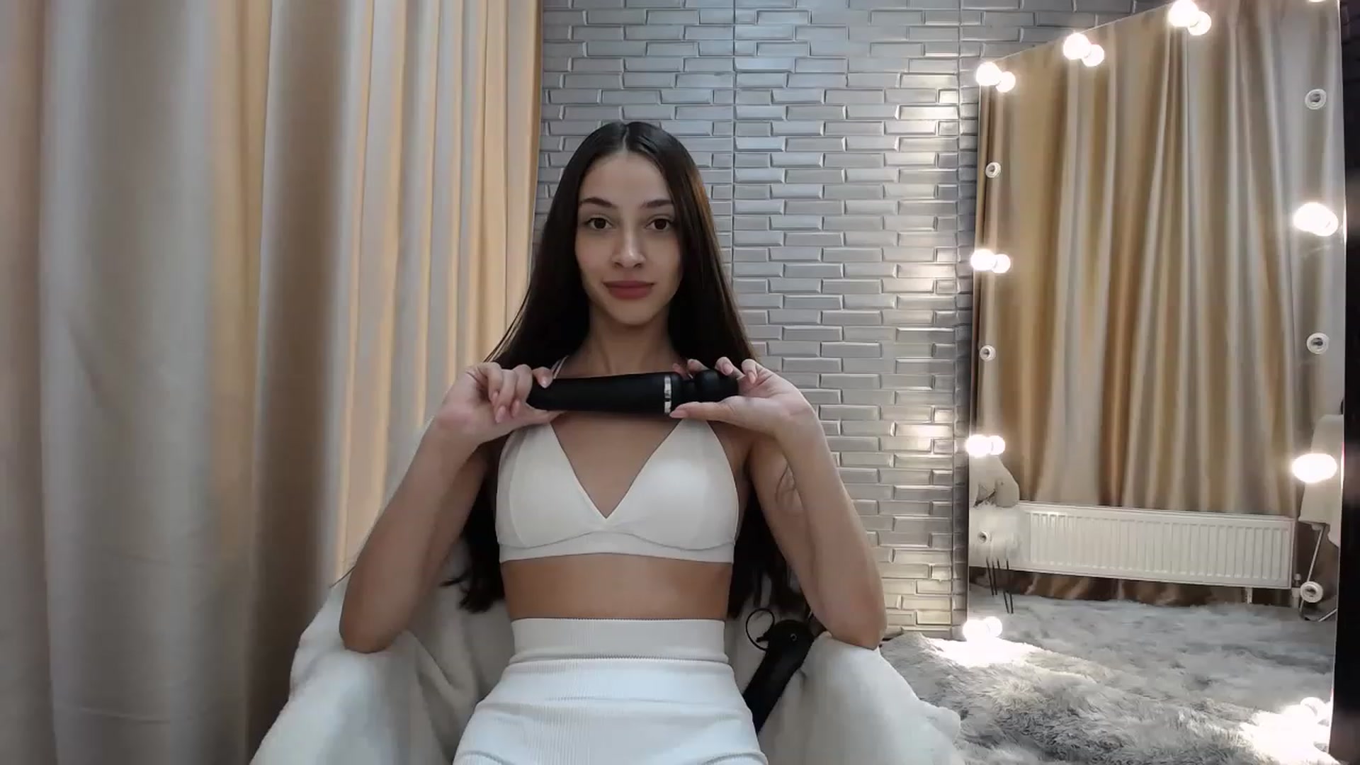 Gallery image thumbnail from Lea_Lexis's myfreecams stream on, 11/14/2022, 14:18 image 8 of 20