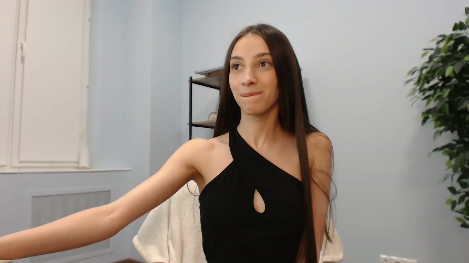 Gallery image thumbnail from Lea_Lexis's myfreecams stream on, 11/25/2022, 15:18 image 13 of 20