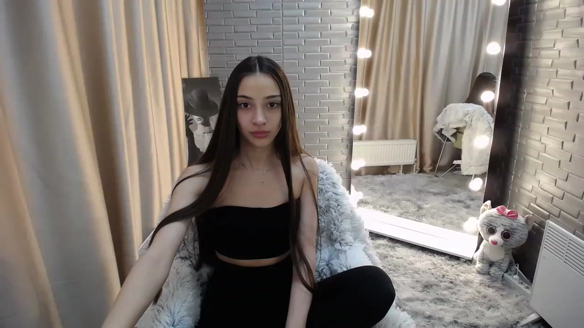 Gallery image thumbnail from Lea_Lexis's myfreecams stream on, 02/17/2023, 14:48 image 15 of 20