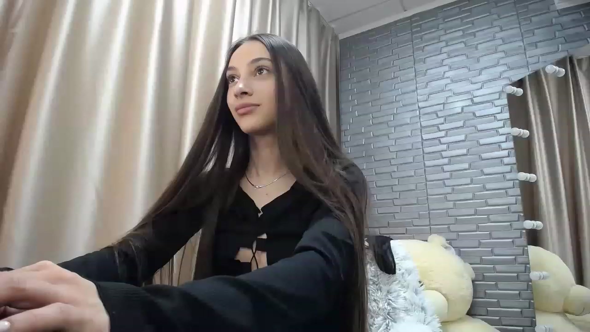 Gallery image thumbnail from Lea_Lexis's myfreecams stream on, 03/11/2023, 11:17 image 3 of 20