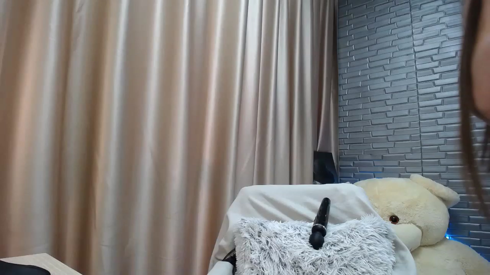 Gallery image thumbnail from Lea_Lexis's myfreecams stream on, 03/31/2023, 12:24 image 19 of 20