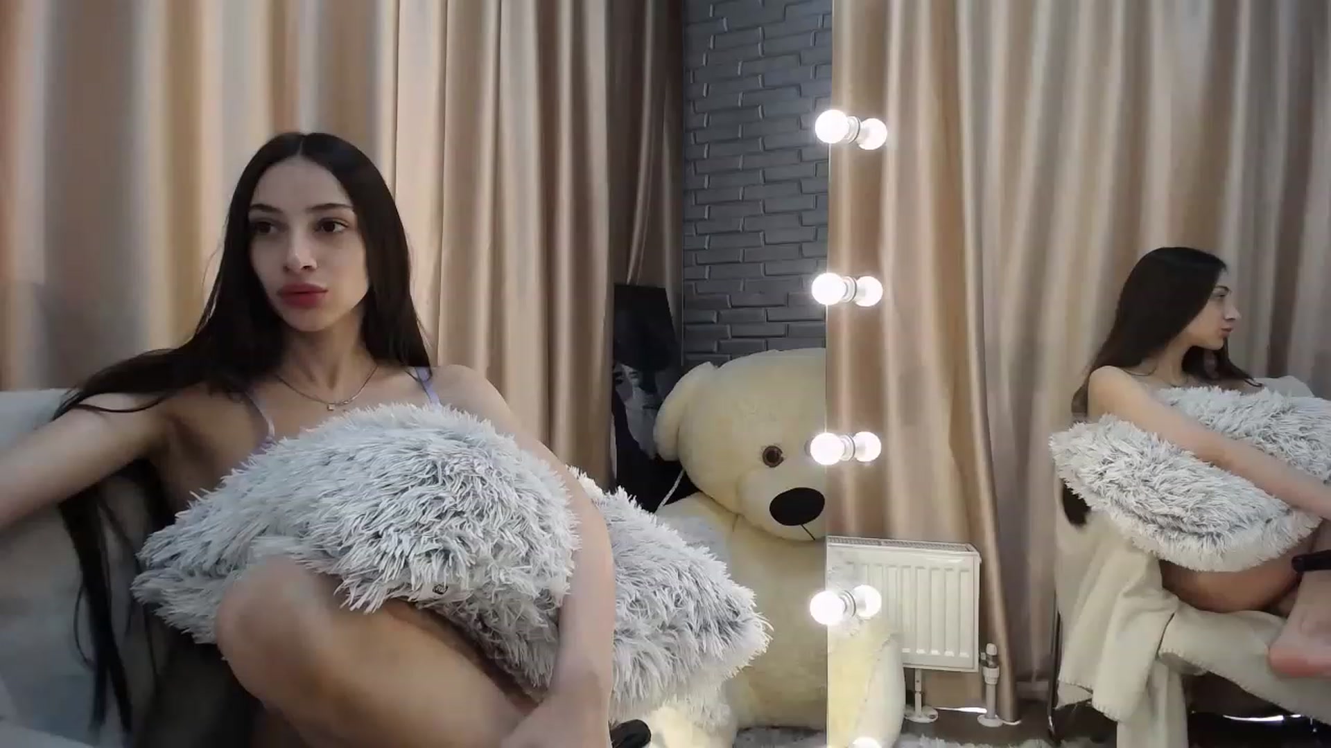 Gallery image thumbnail from Lea_Lexis's myfreecams stream on, 04/08/2023, 10:59 image 13 of 20