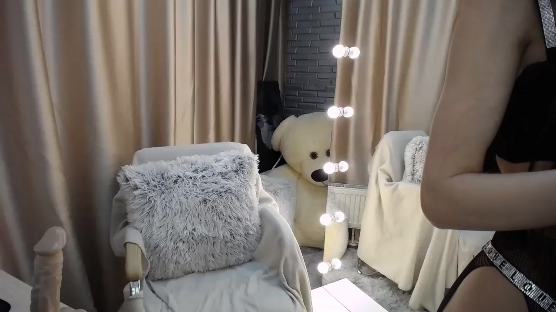 Gallery image thumbnail from Lea_Lexis's myfreecams stream on, 04/10/2023, 09:20 image 11 of 20