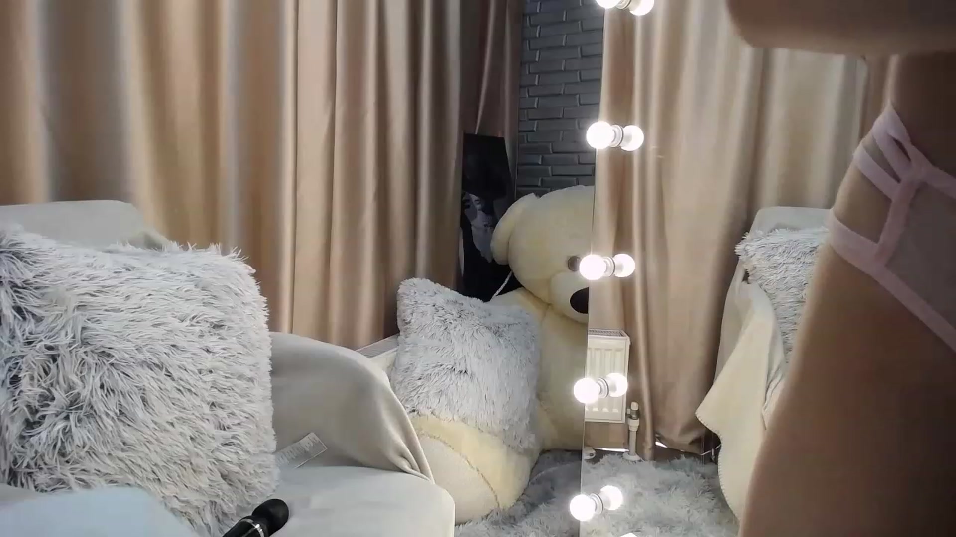 Gallery image thumbnail from Lea_Lexis's myfreecams stream on, 04/12/2023, 09:35 image 7 of 20