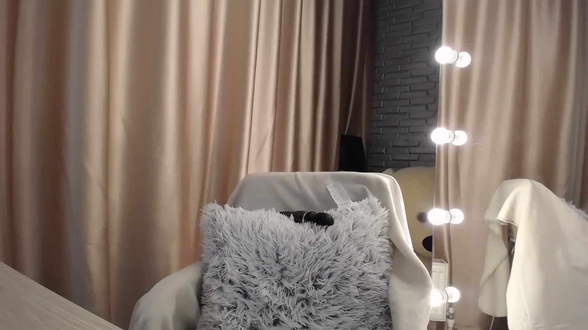 Gallery image thumbnail from Lea_Lexis's myfreecams stream on, 04/15/2023, 09:46 image 12 of 20