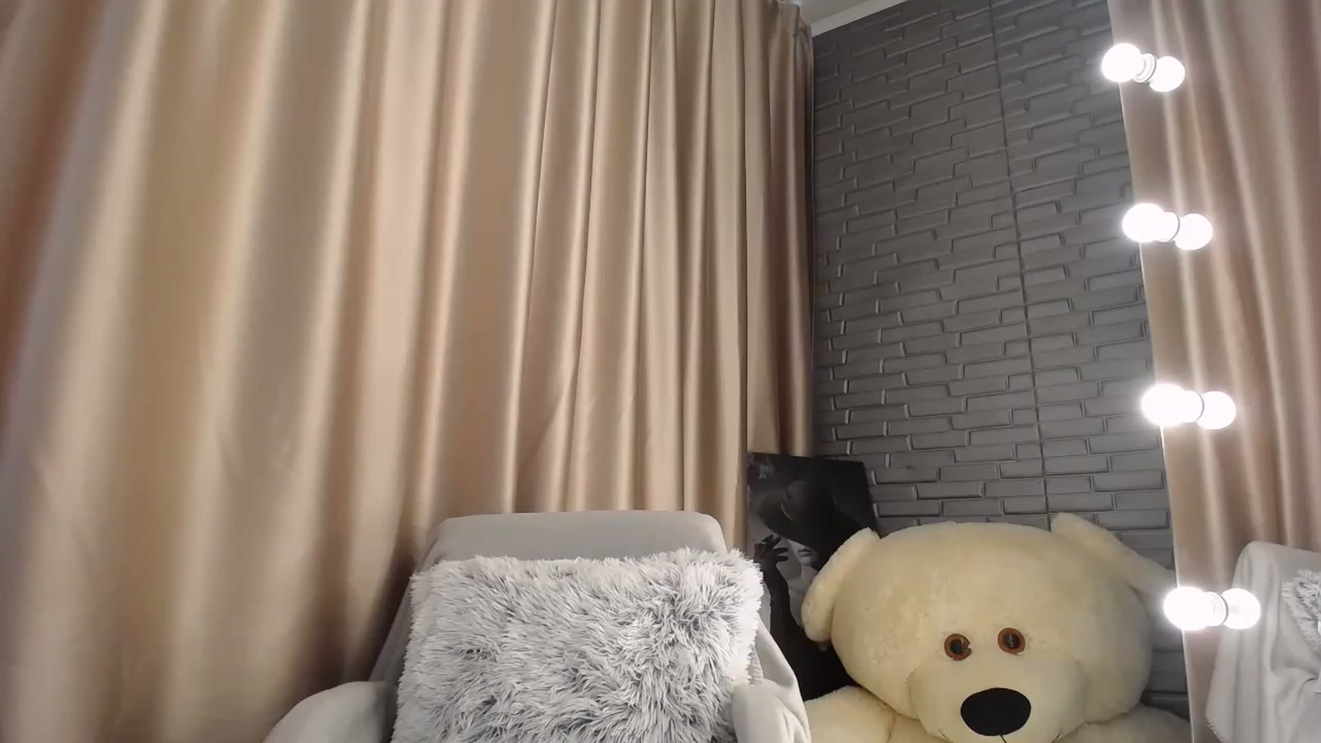Gallery image thumbnail from Lea_Lexis's myfreecams stream on, 05/13/2023, 10:24 image 3 of 20