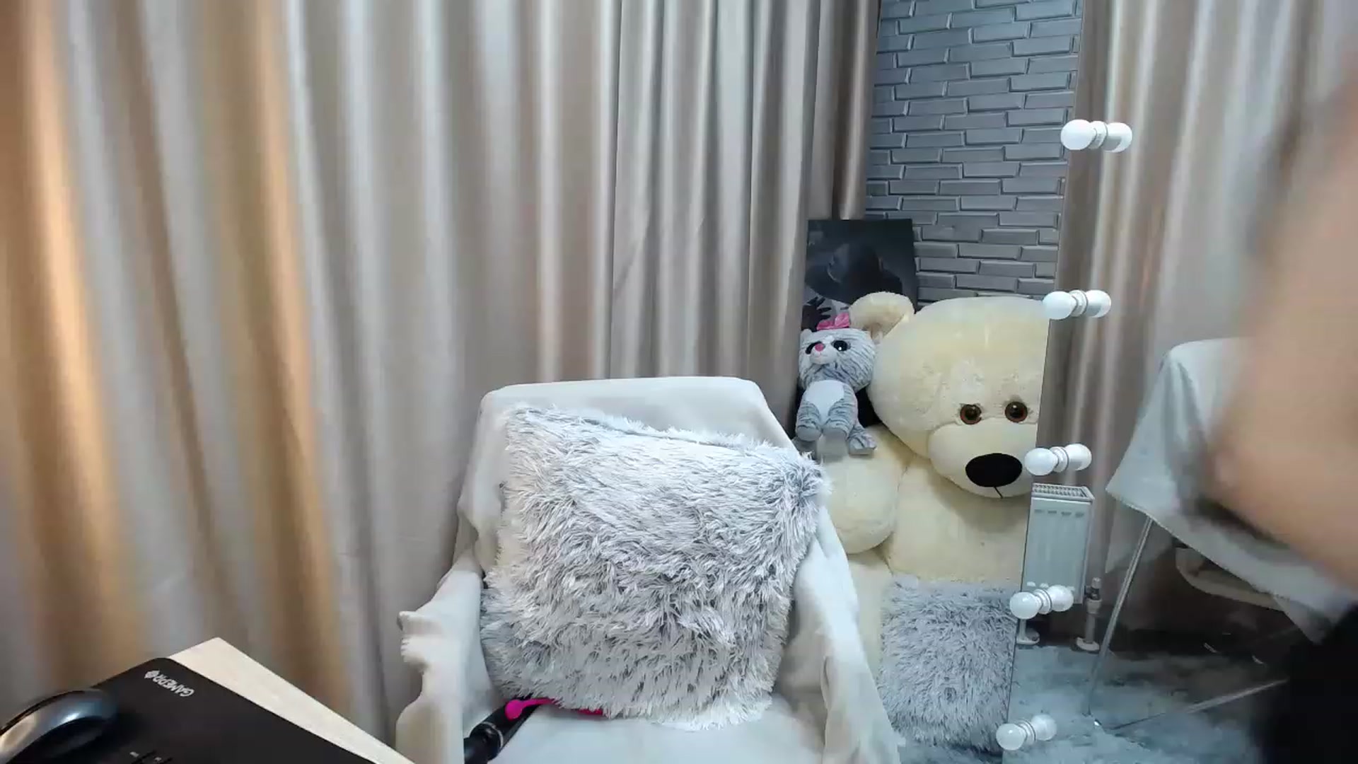 Gallery image thumbnail from Lea_Lexis's myfreecams stream on, 05/29/2023, 08:57 image 7 of 20
