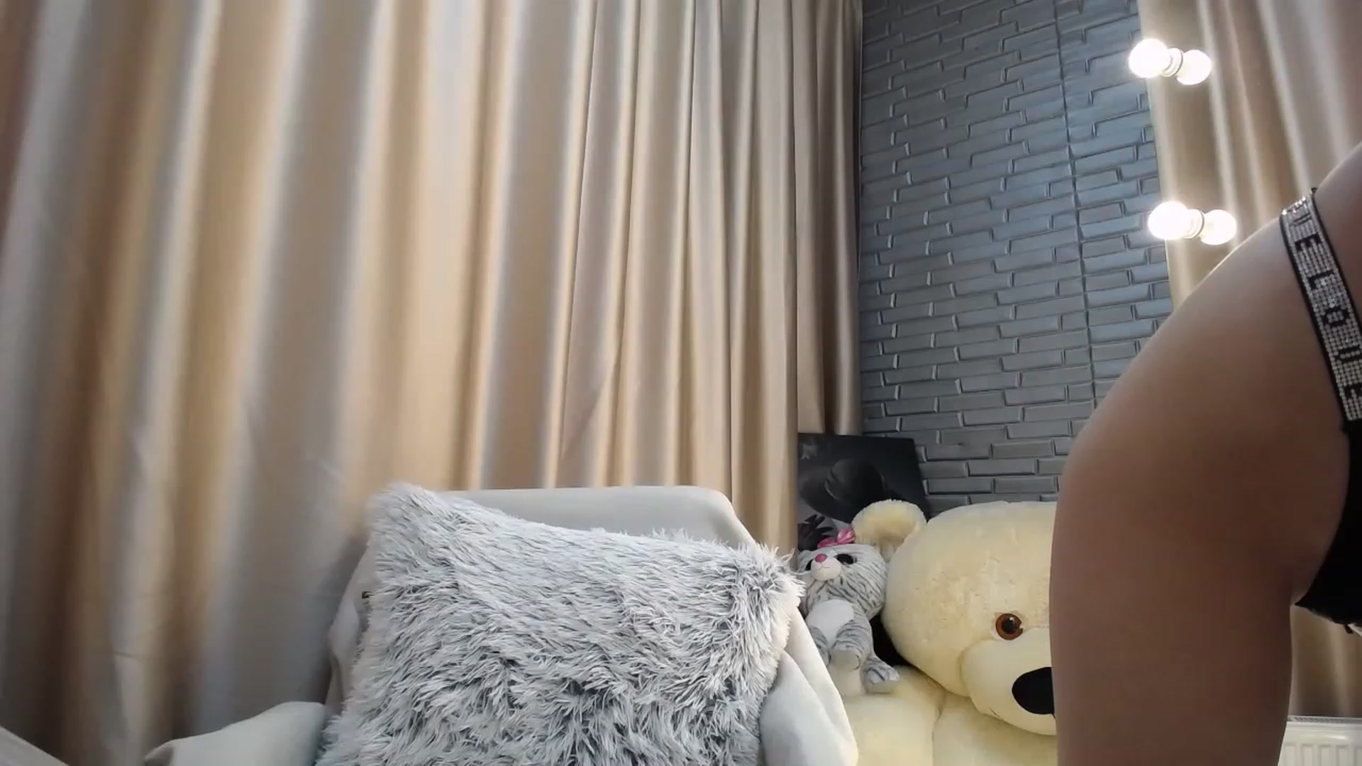 Gallery image thumbnail from Lea_Lexis's myfreecams stream on, 05/29/2023, 08:57 image 12 of 20