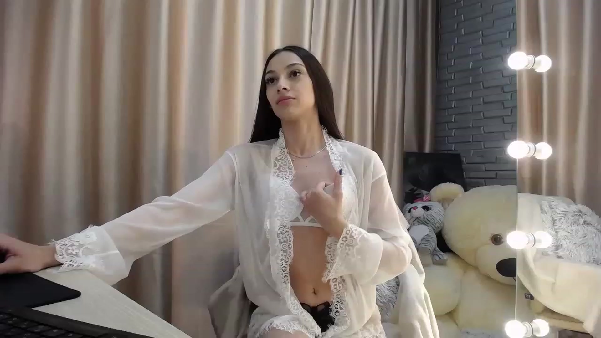 Gallery image thumbnail from Lea_Lexis's myfreecams stream on, 05/31/2023, 10:31 image 18 of 20