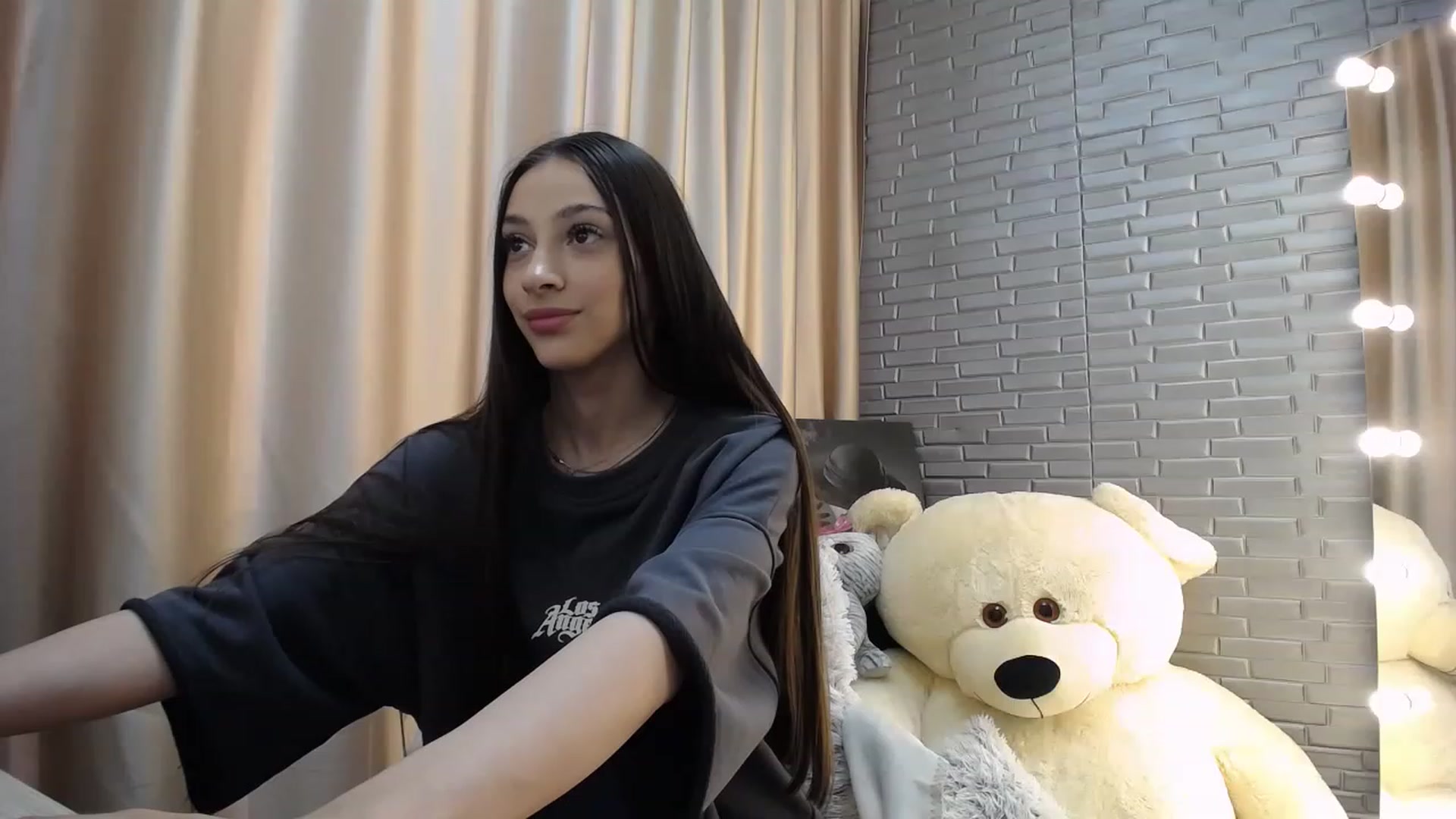 Gallery image thumbnail from Lea_Lexis's myfreecams stream on, 06/05/2023, 10:58 image 14 of 20