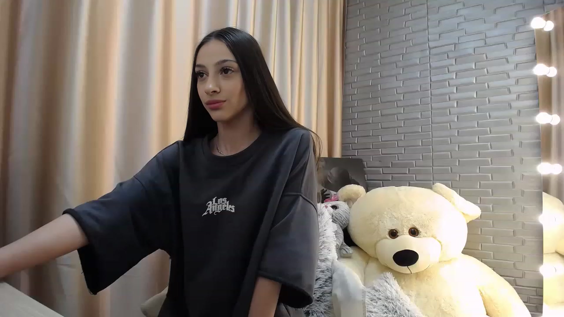 Gallery image thumbnail from Lea_Lexis's myfreecams stream on, 06/05/2023, 10:58 image 9 of 20