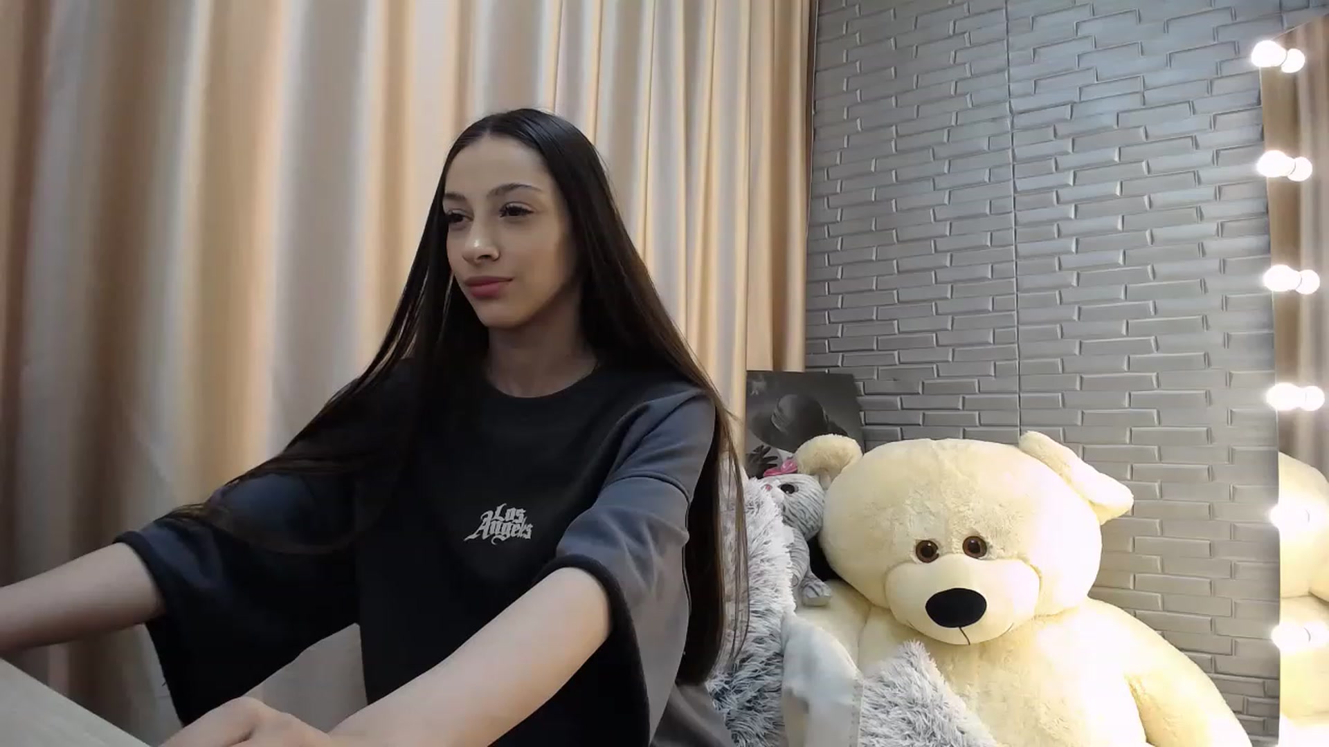 Gallery image thumbnail from Lea_Lexis's myfreecams stream on, 06/05/2023, 10:58 image 6 of 20