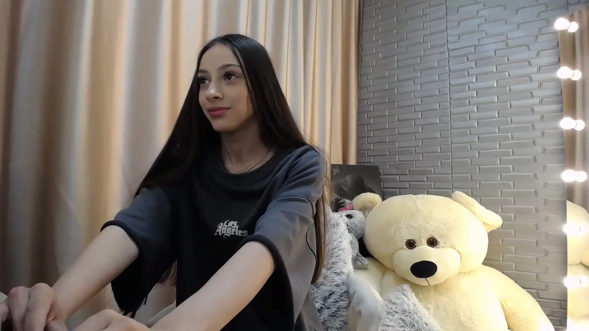 Gallery image thumbnail from Lea_Lexis's myfreecams stream on, 06/05/2023, 10:58 image 2 of 20