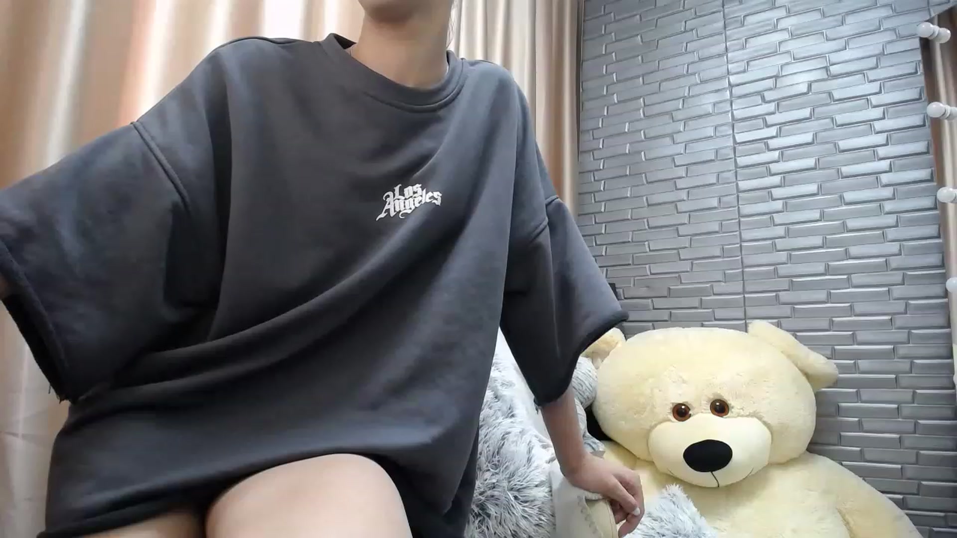 Gallery image thumbnail from Lea_Lexis's myfreecams stream on, 06/05/2023, 11:34 image 18 of 20
