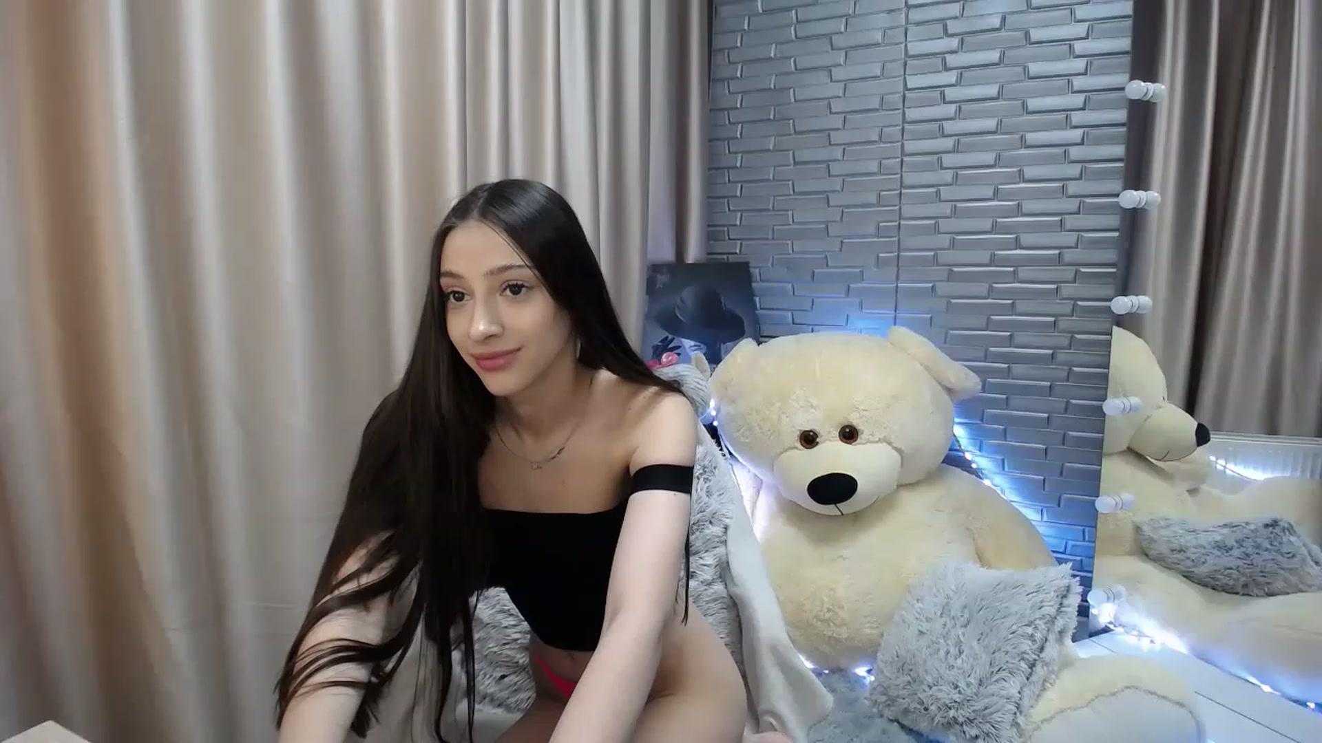 Gallery image thumbnail from Lea_Lexis's myfreecams stream on, 06/11/2023, 08:35 image 14 of 20