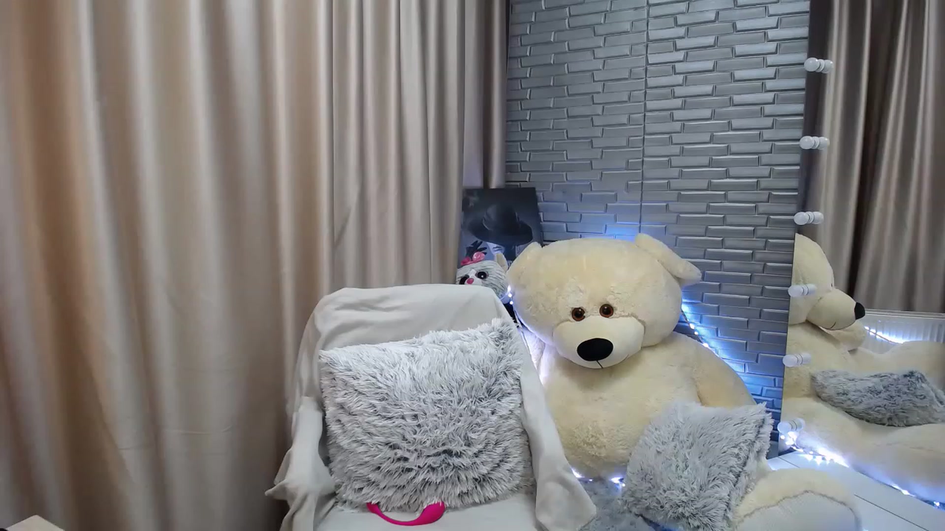Gallery image thumbnail from Lea_Lexis's myfreecams stream on, 06/11/2023, 08:35 image 3 of 20