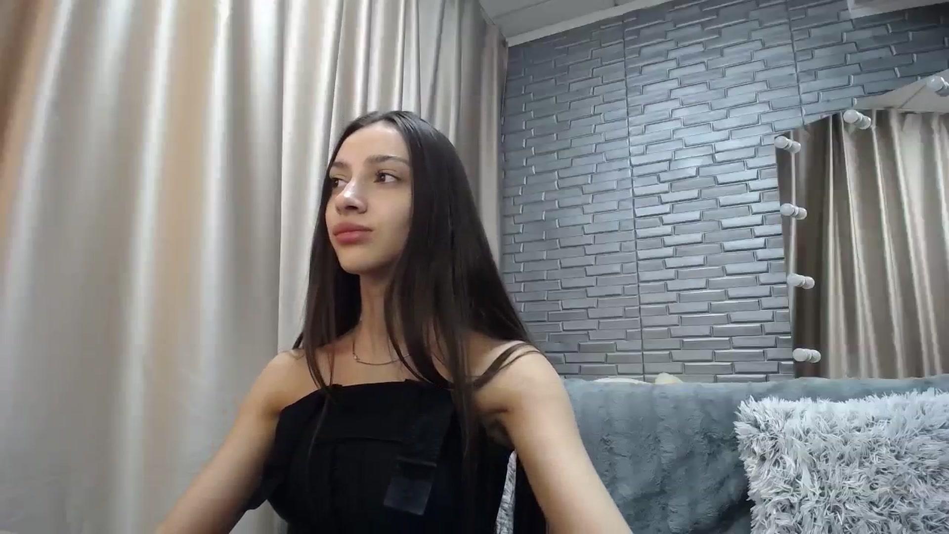 Gallery image thumbnail from Lea_Lexis's myfreecams stream on, 12/10/2023, 14:07 image 2 of 20