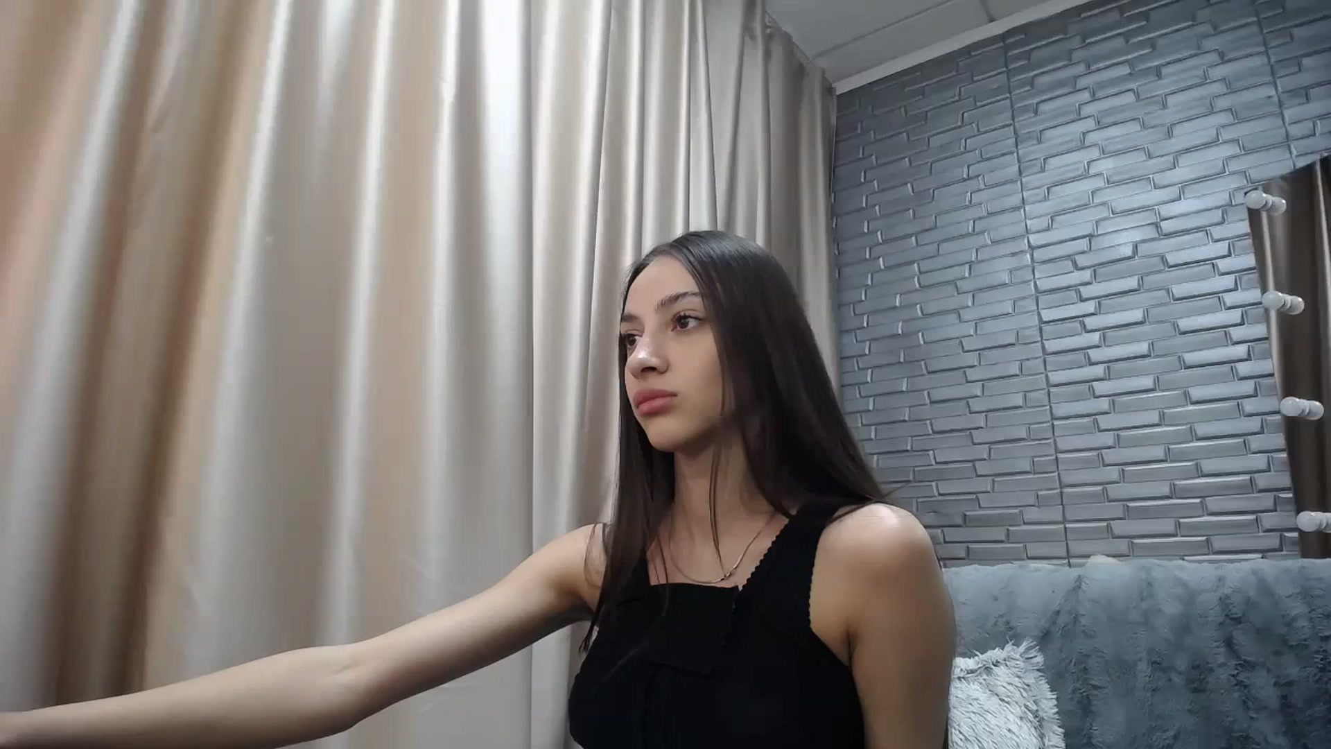 Gallery image thumbnail from Lea_Lexis's myfreecams stream on, 12/22/2023, 11:45 image 6 of 20