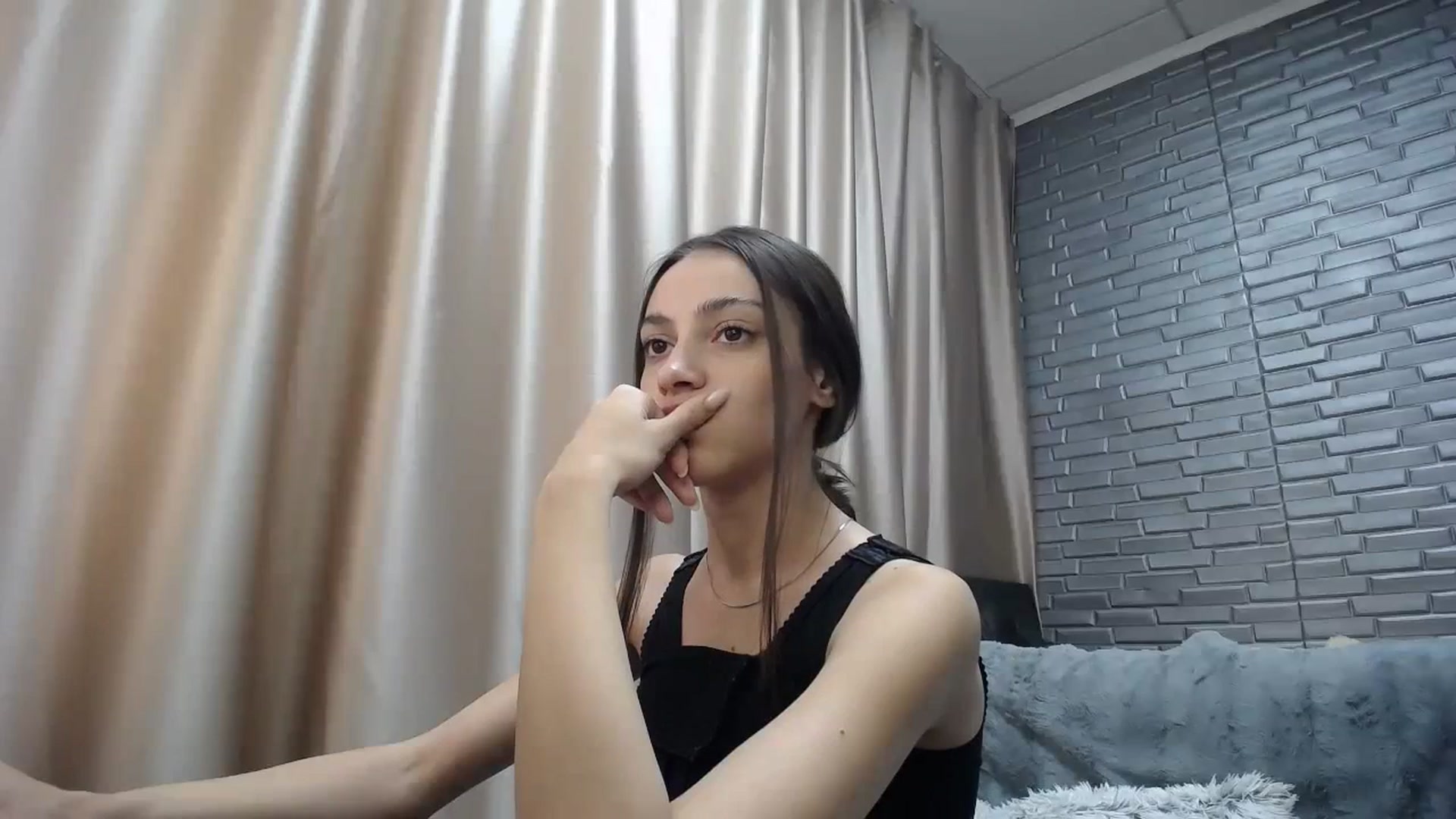 Gallery image thumbnail from Lea_Lexis's myfreecams stream on, 12/22/2023, 13:43 image 8 of 20