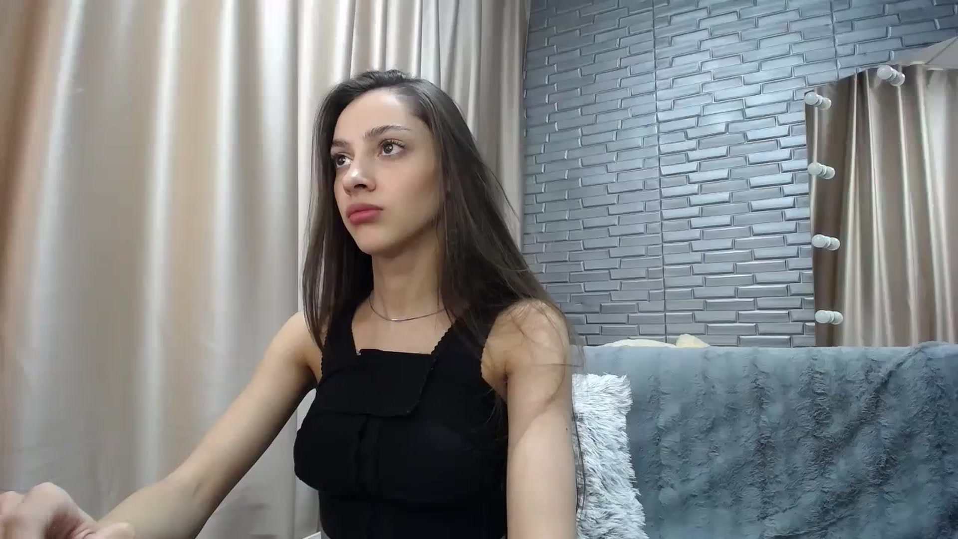 Gallery image thumbnail from Lea_Lexis's myfreecams stream on, 12/25/2023, 10:25 image 14 of 20