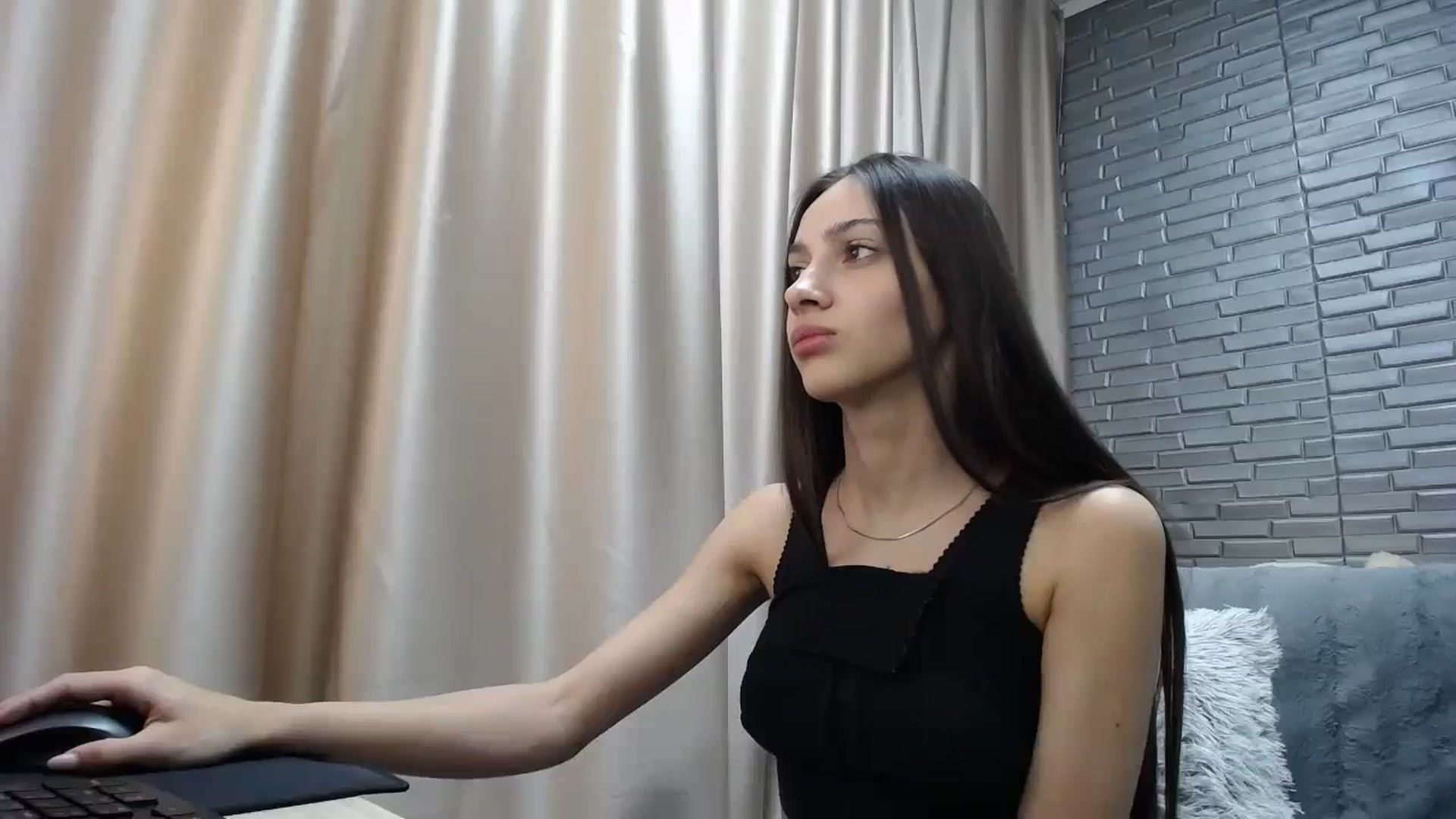 Gallery image thumbnail from Lea_Lexis's myfreecams stream on, 12/25/2023, 13:17 image 8 of 20