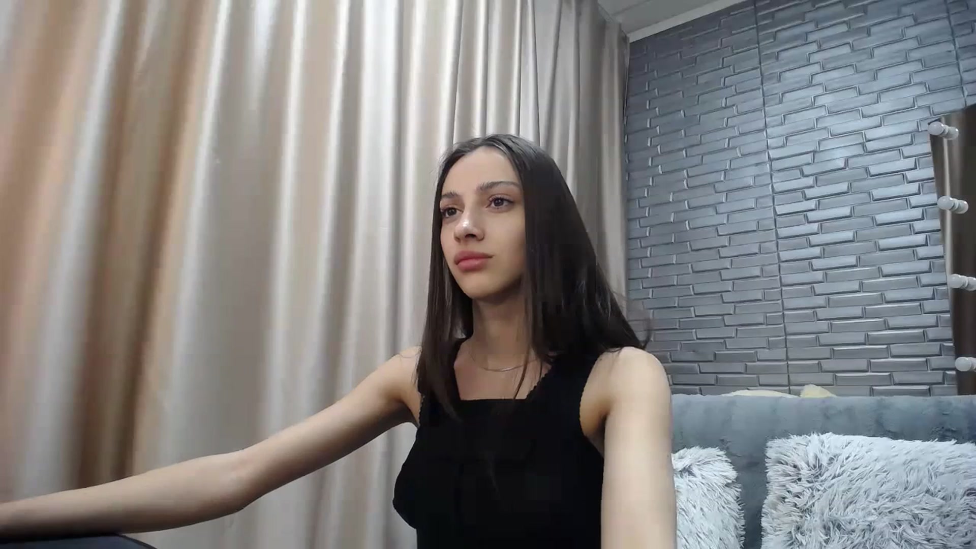Gallery image thumbnail from Lea_Lexis's myfreecams stream on, 12/26/2023, 12:54 image 4 of 20