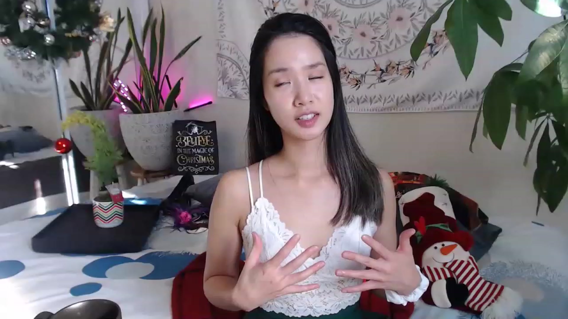 Gallery image thumbnail from LeahBella's myfreecams stream on, 11/26/2022, 17:01 image 15 of 20