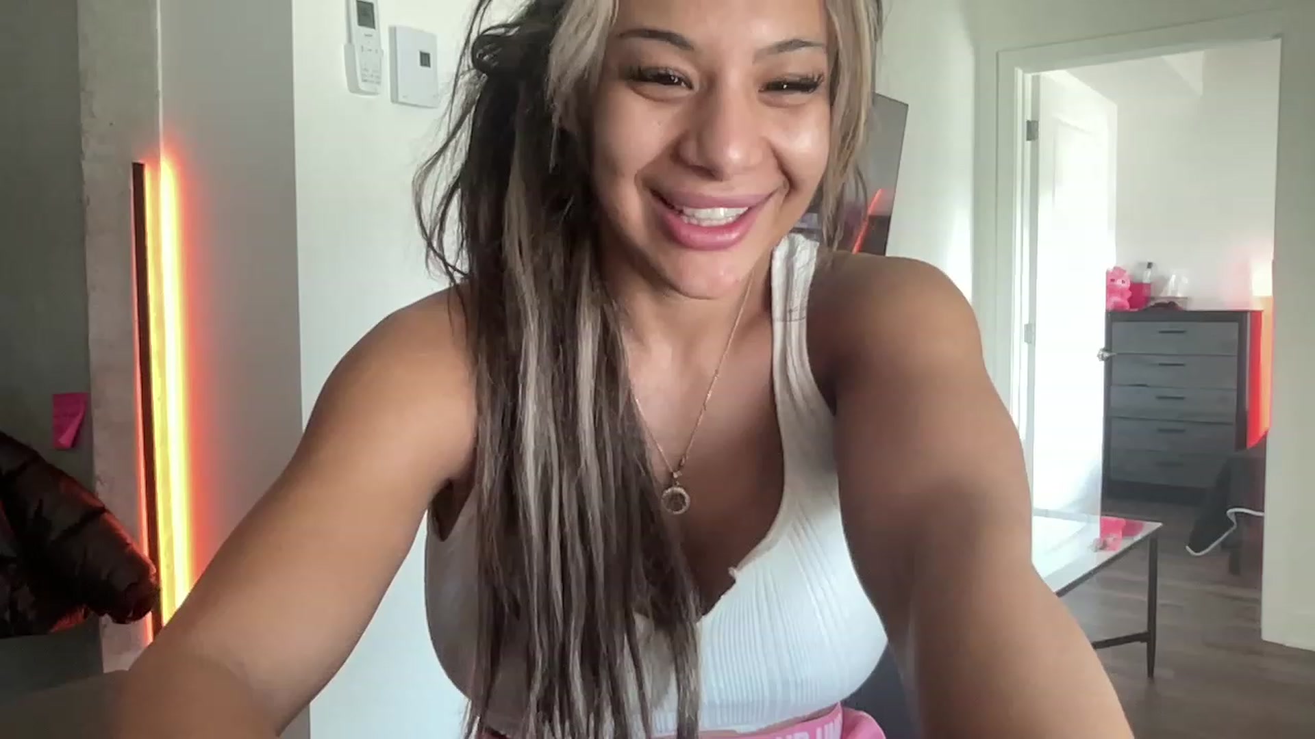 Gallery image thumbnail from LeahFitness's myfreecams stream on, 04/08/2023, 21:35 image 16 of 20