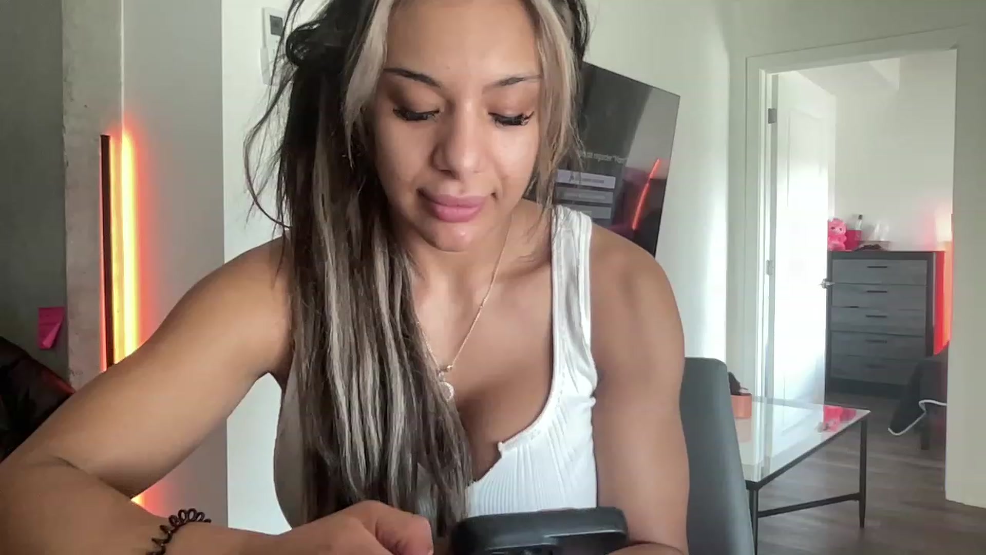 Gallery image thumbnail from LeahFitness's myfreecams stream on, 04/08/2023, 21:35 image 14 of 20