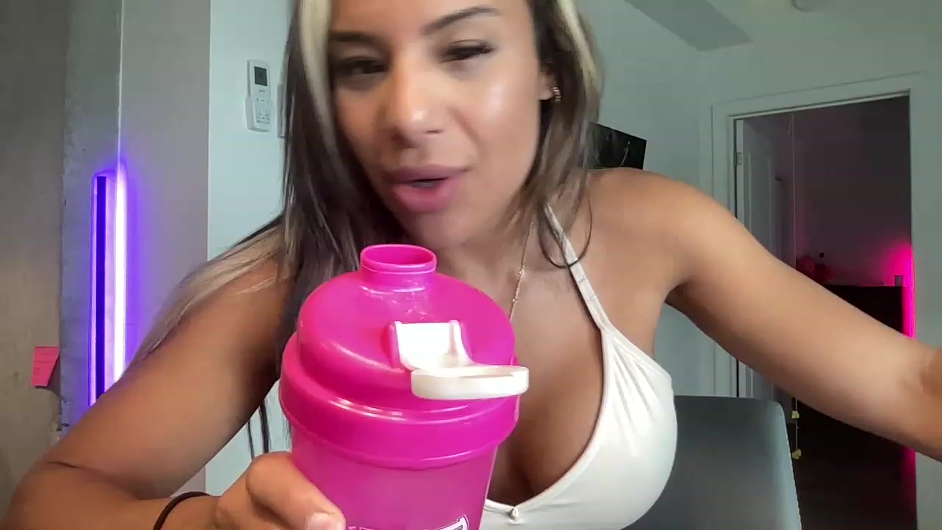 Gallery image thumbnail from LeahFitness's myfreecams stream on, 06/12/2023, 21:24 image 8 of 20