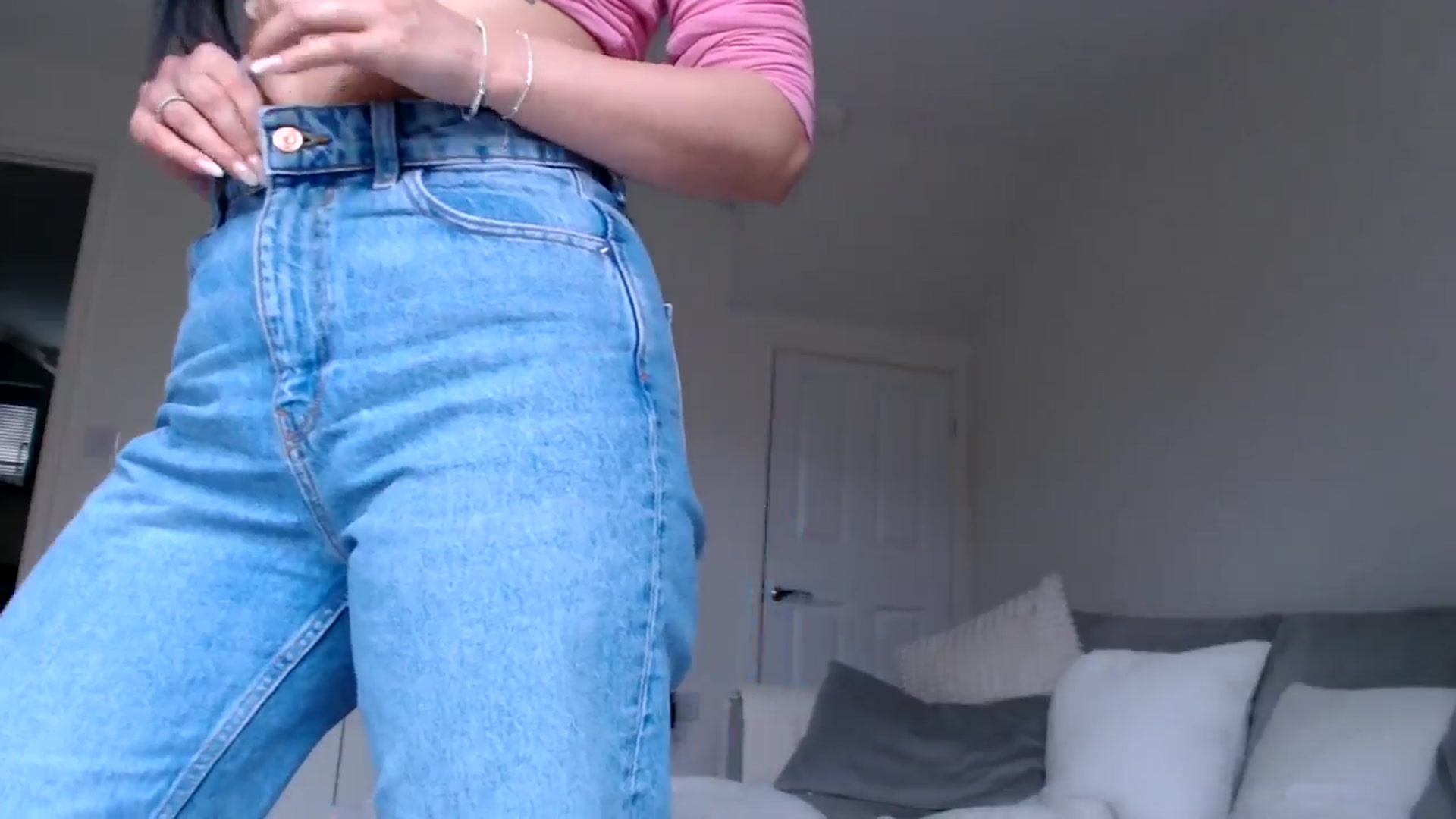 Gallery image thumbnail from LeahIson's myfreecams stream on, 05/30/2024, 12:25 image 15 of 20