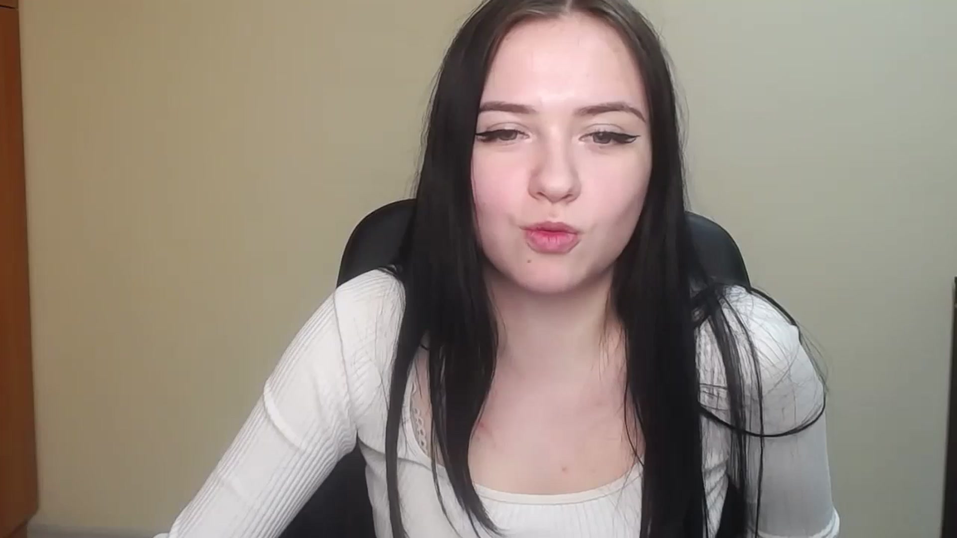 Gallery image thumbnail from Leah_Leah5's myfreecams stream on, 03/16/2024, 12:50 image 3 of 20