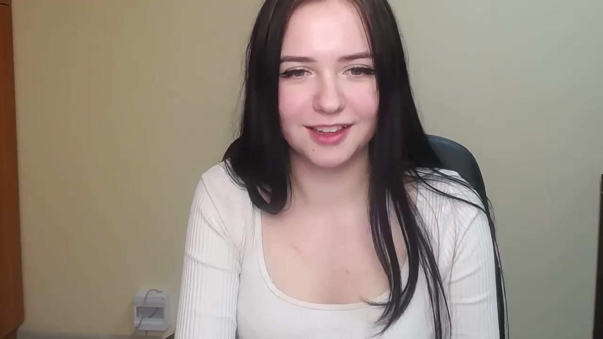 Gallery image thumbnail from Leah_Leah5's myfreecams stream on, 03/16/2024, 12:50 image 16 of 20