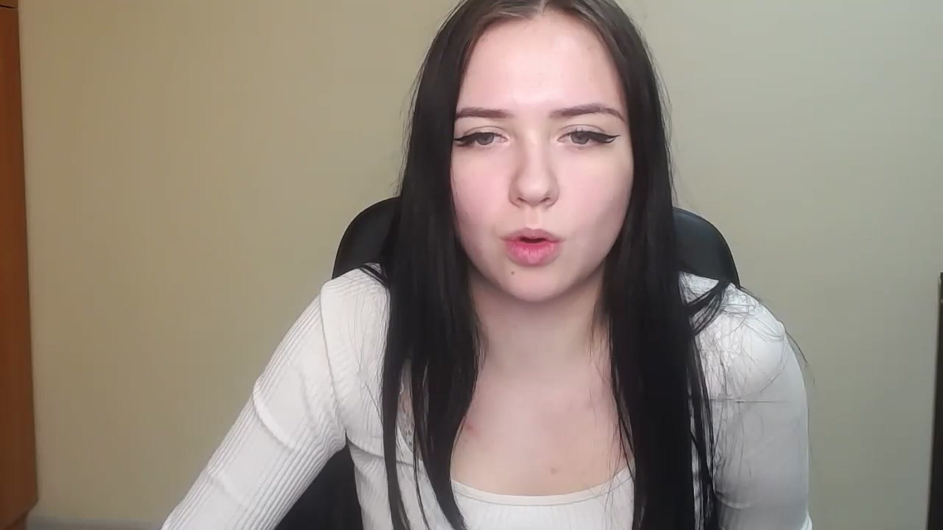 Gallery image thumbnail from Leah_Leah5's myfreecams stream on, 03/16/2024, 12:50 image 5 of 20