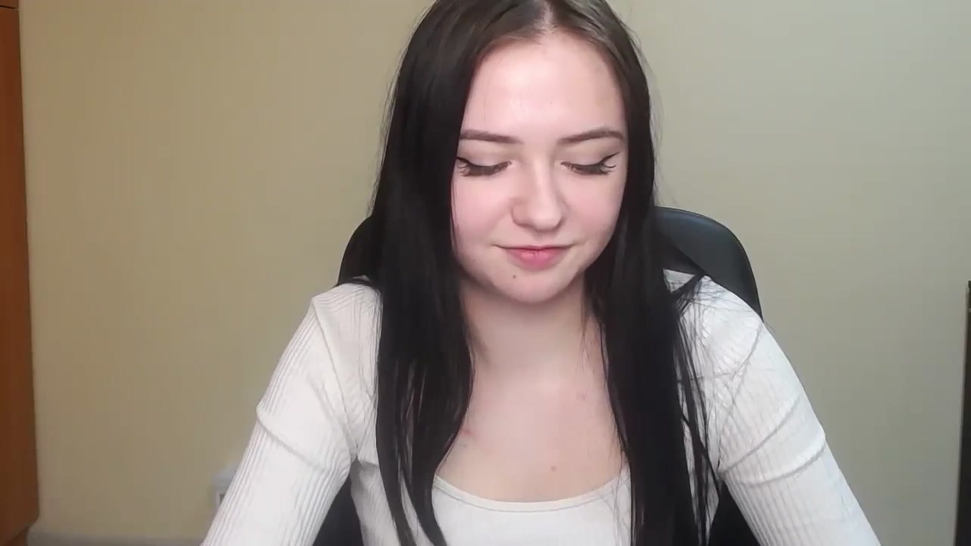 Gallery image thumbnail from Leah_Leah5's myfreecams stream on, 03/16/2024, 12:50 image 4 of 20