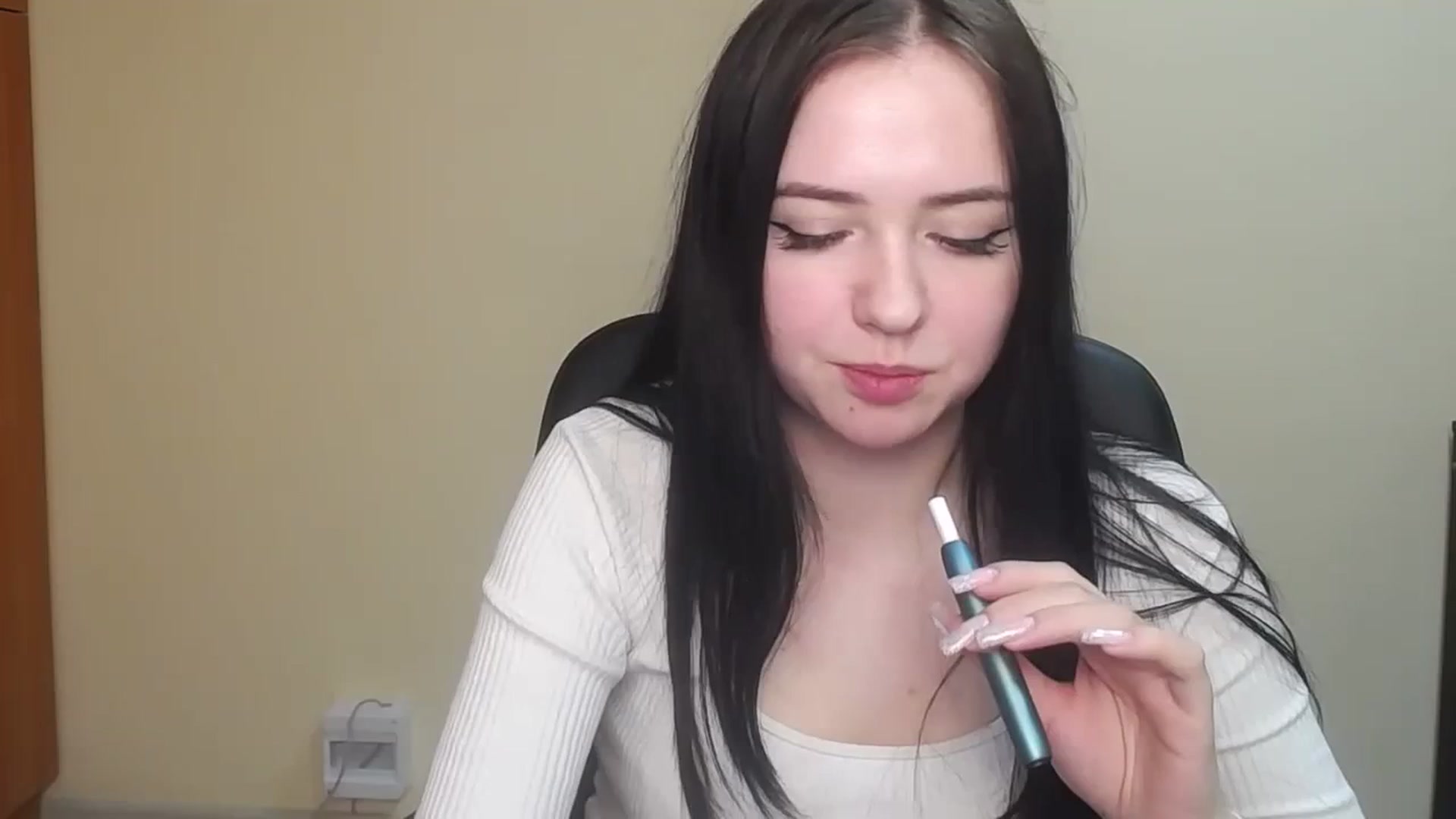 Gallery image thumbnail from Leah_Leah5's myfreecams stream on, 03/16/2024, 12:50 image 10 of 20