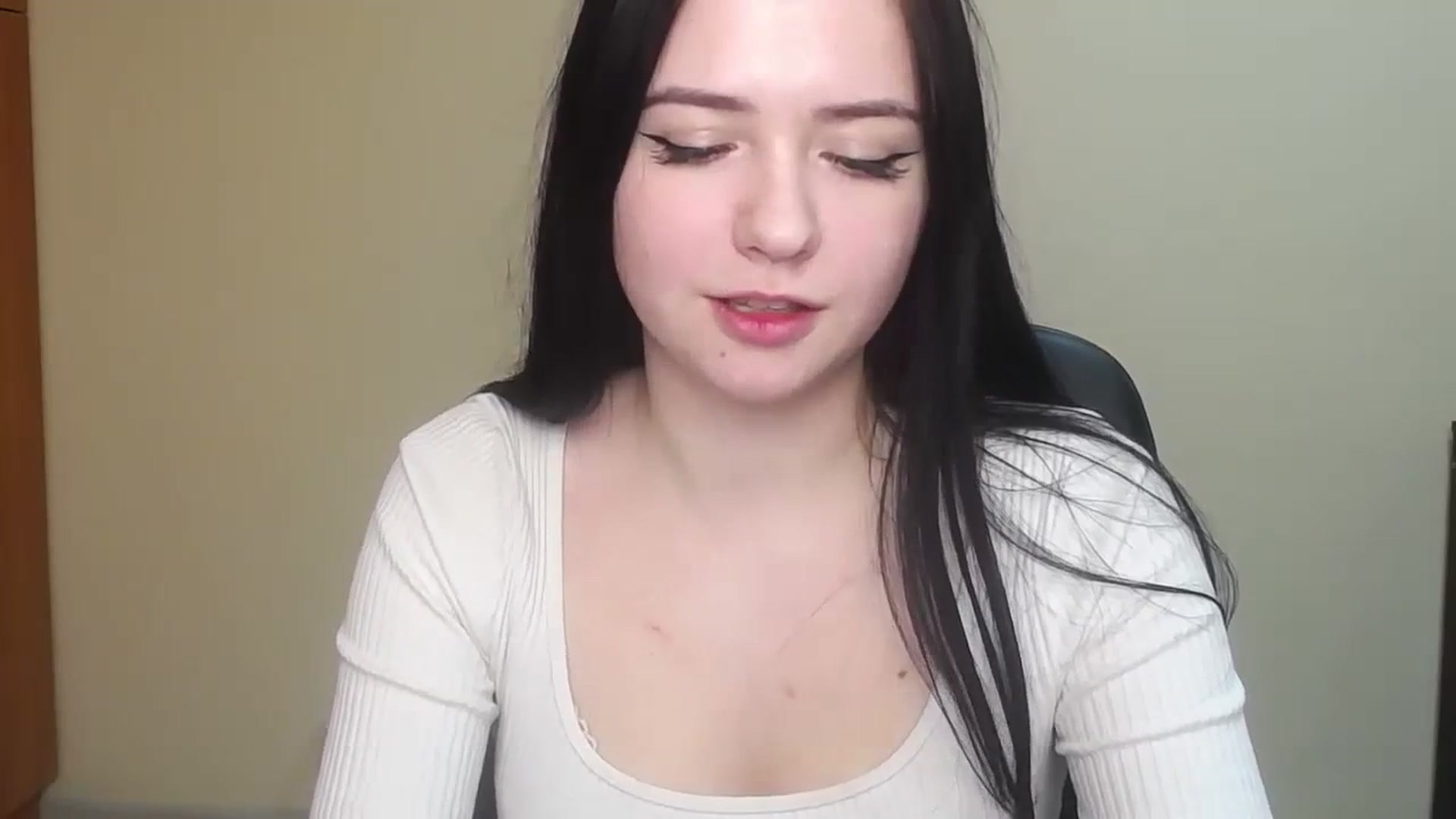 Gallery image thumbnail from Leah_Leah5's myfreecams stream on, 03/16/2024, 12:50 image 13 of 20
