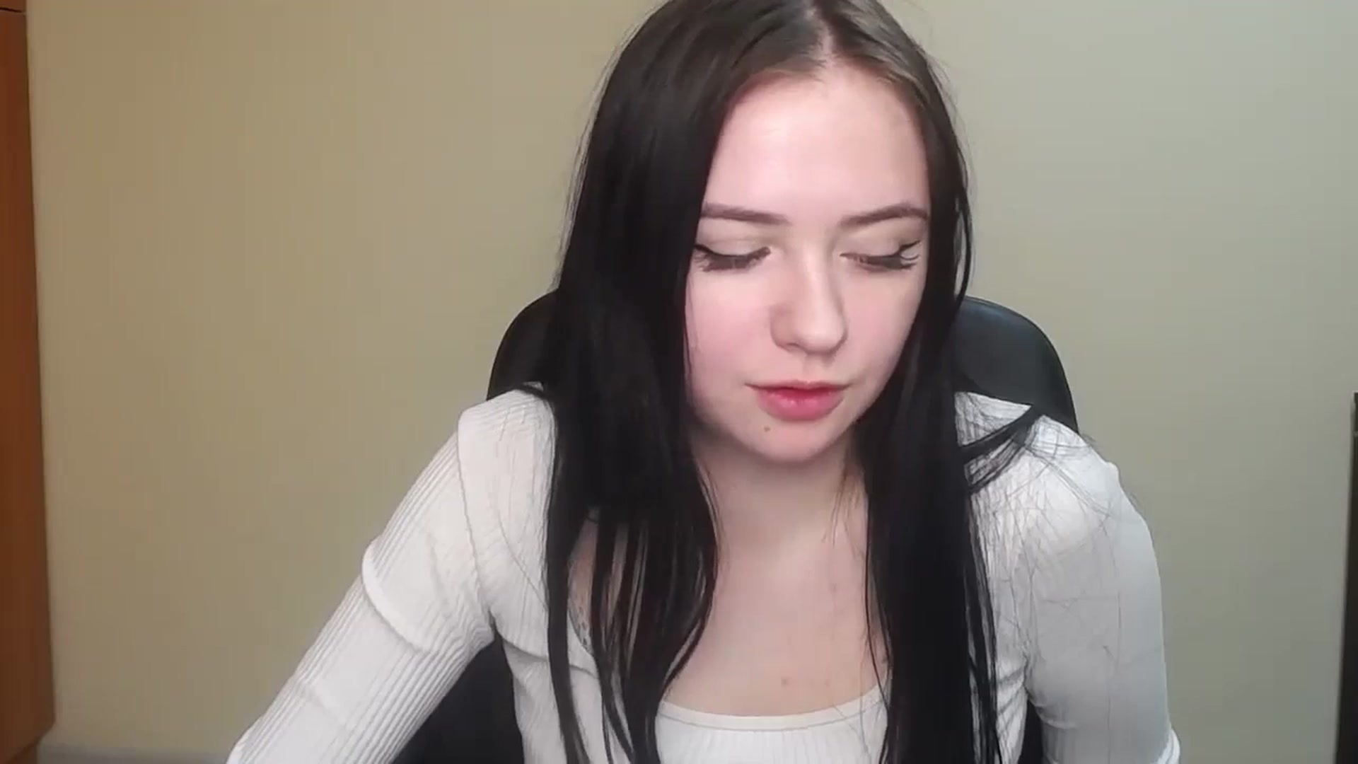 Gallery image thumbnail from Leah_Leah5's myfreecams stream on, 03/16/2024, 12:50 image 6 of 20