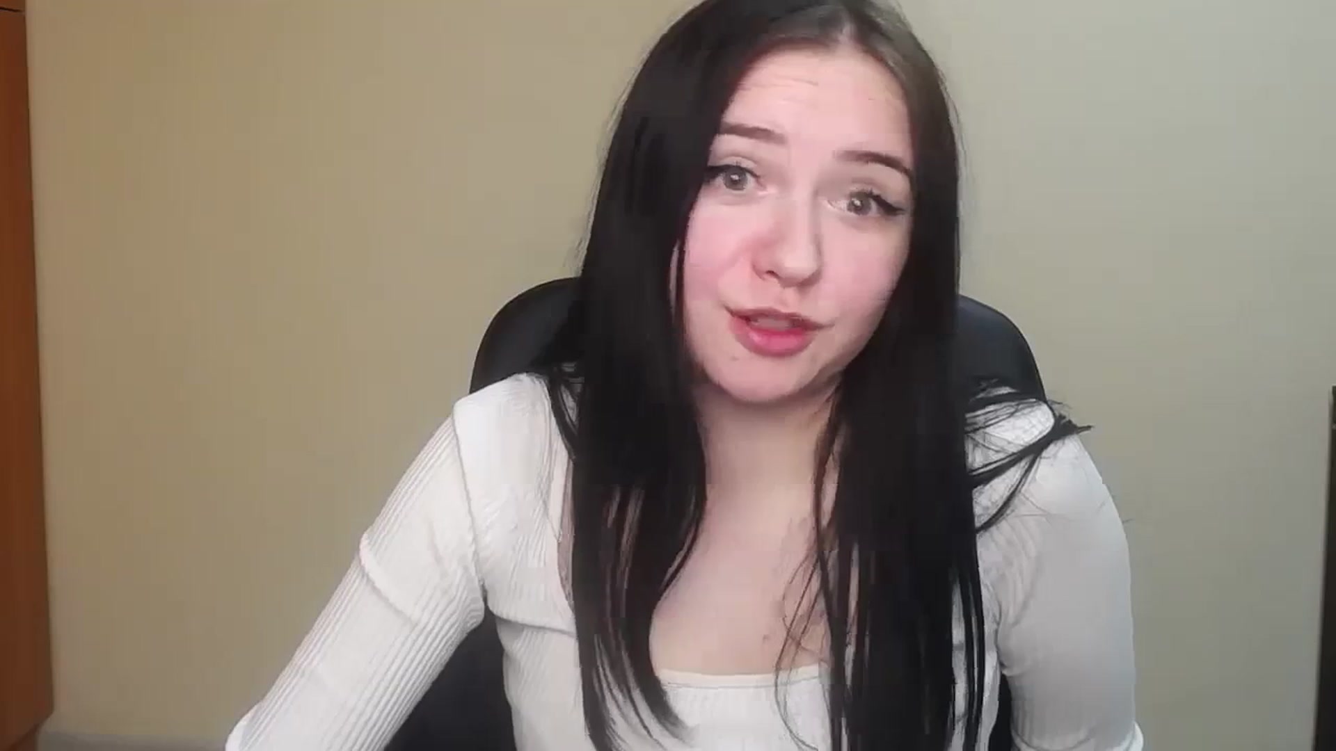Gallery image thumbnail from Leah_Leah5's myfreecams stream on, 03/16/2024, 12:50 image 7 of 20