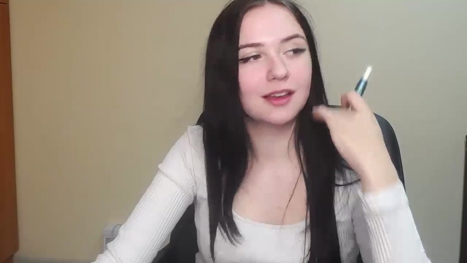 Gallery image thumbnail from Leah_Leah5's myfreecams stream on, 03/16/2024, 12:50 image 11 of 20