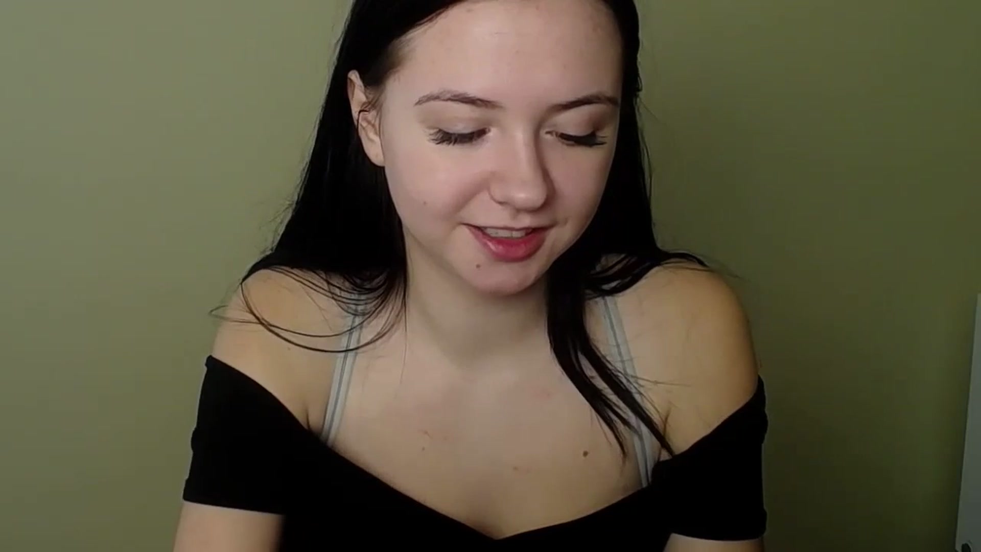 Gallery image thumbnail from Leah_Leah5's myfreecams stream on, 03/17/2024, 10:06 image 7 of 20