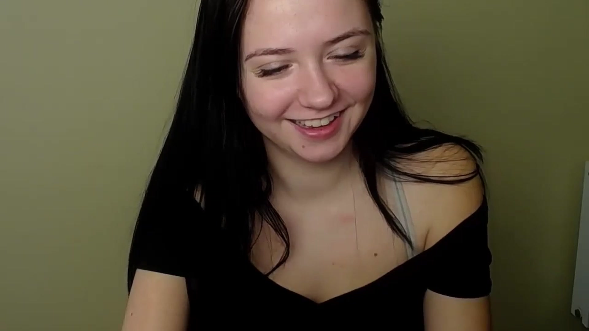 Gallery image thumbnail from Leah_Leah5's myfreecams stream on, 03/17/2024, 10:06 image 3 of 20