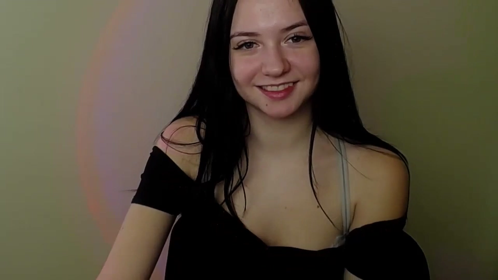 Gallery image thumbnail from Leah_Leah5's myfreecams stream on, 03/17/2024, 11:17 image 20 of 20