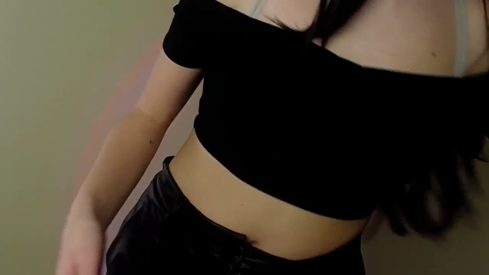 Gallery image thumbnail from Leah_Leah5's myfreecams stream on, 03/17/2024, 11:17 image 5 of 20