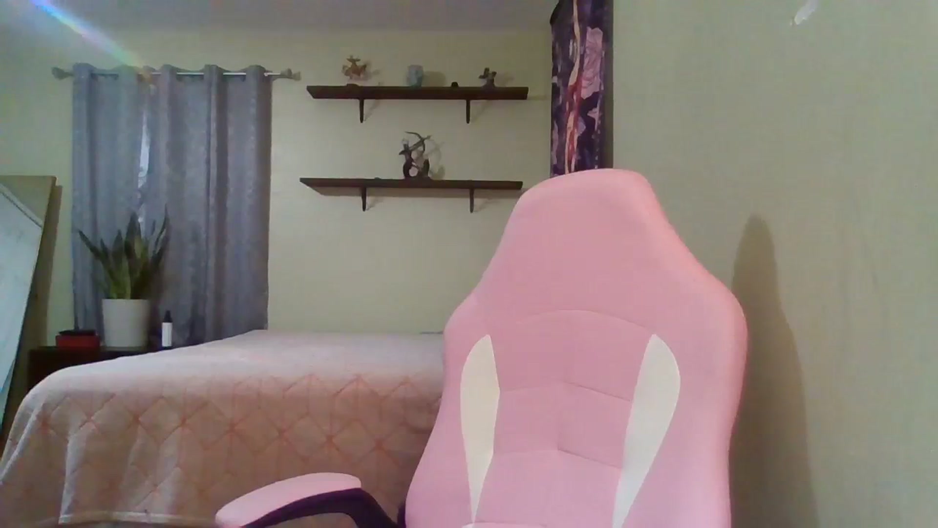 Gallery image thumbnail from Leah_Maeve's myfreecams stream on, 01/03/2024, 11:24 image 4 of 20