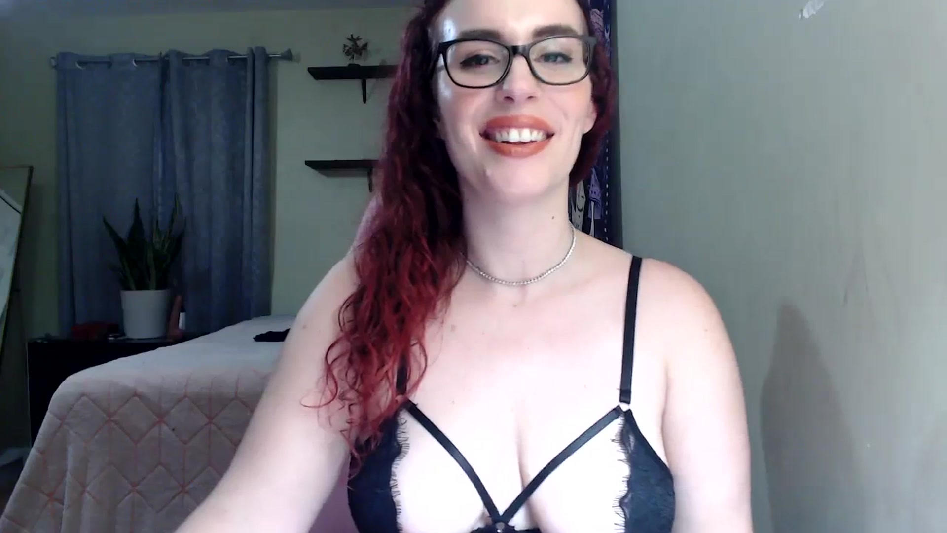 Gallery image thumbnail from Leah_Maeve's myfreecams stream on, 03/02/2024, 12:18 image 9 of 20