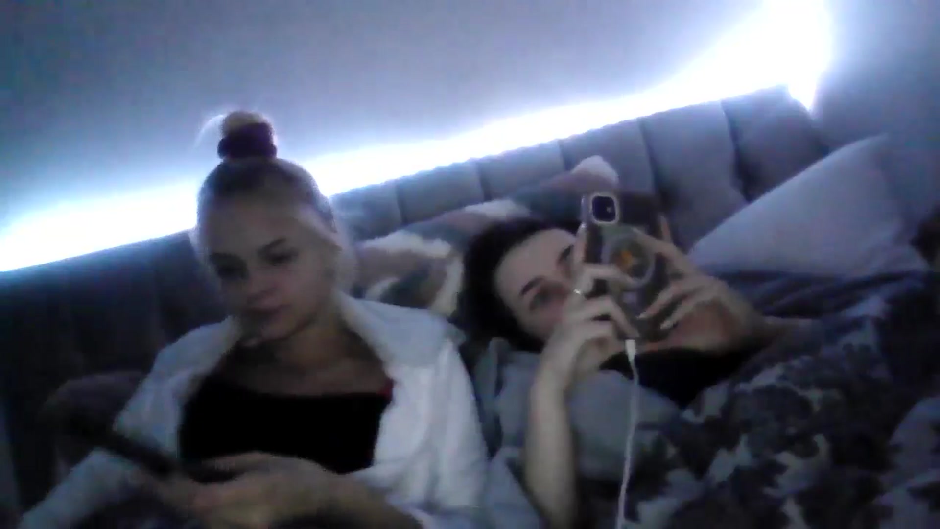 Gallery image thumbnail from Leahahaha's myfreecams stream on, 04/19/2024, 24:15 image 15 of 20