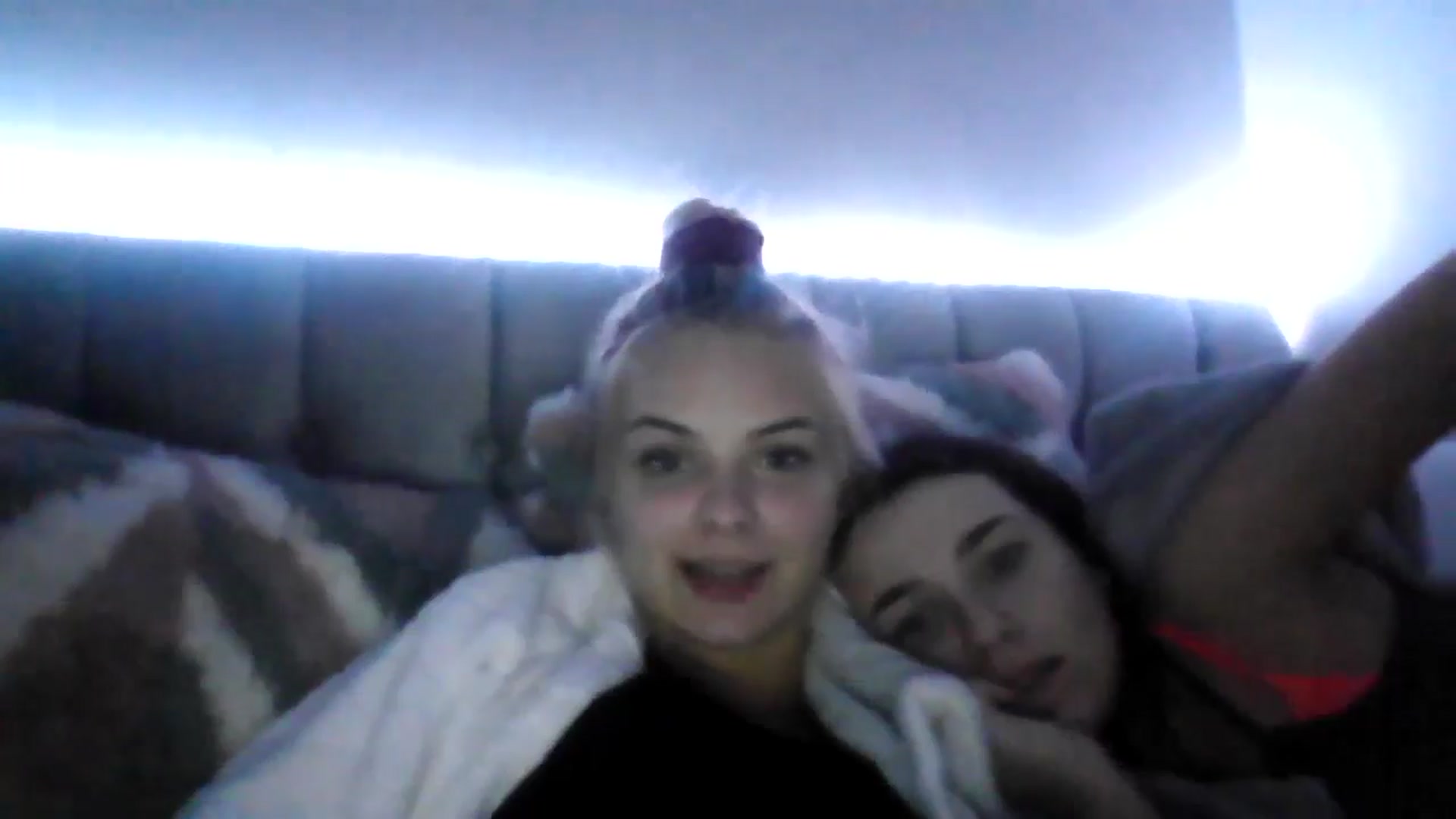 Gallery image thumbnail from Leahahaha's myfreecams stream on, 04/19/2024, 24:15 image 12 of 20