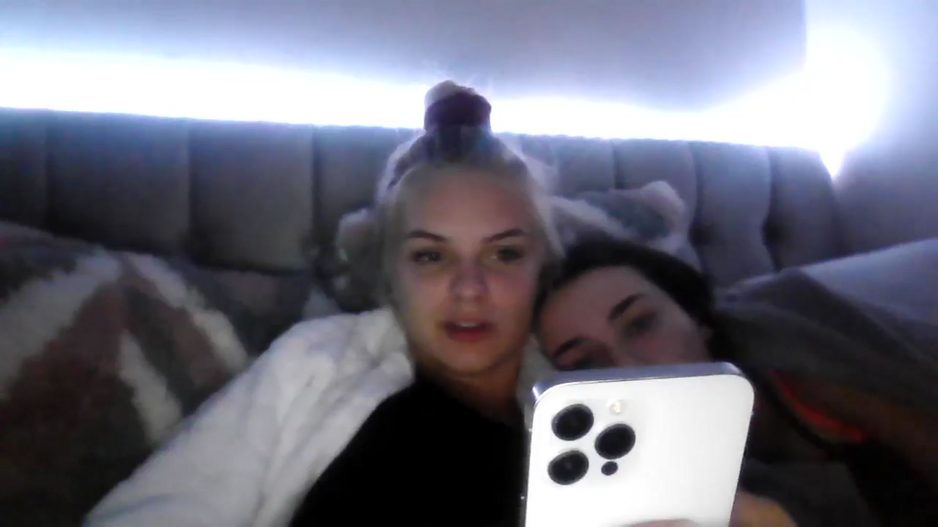 Gallery image thumbnail from Leahahaha's myfreecams stream on, 04/19/2024, 24:15 image 11 of 20
